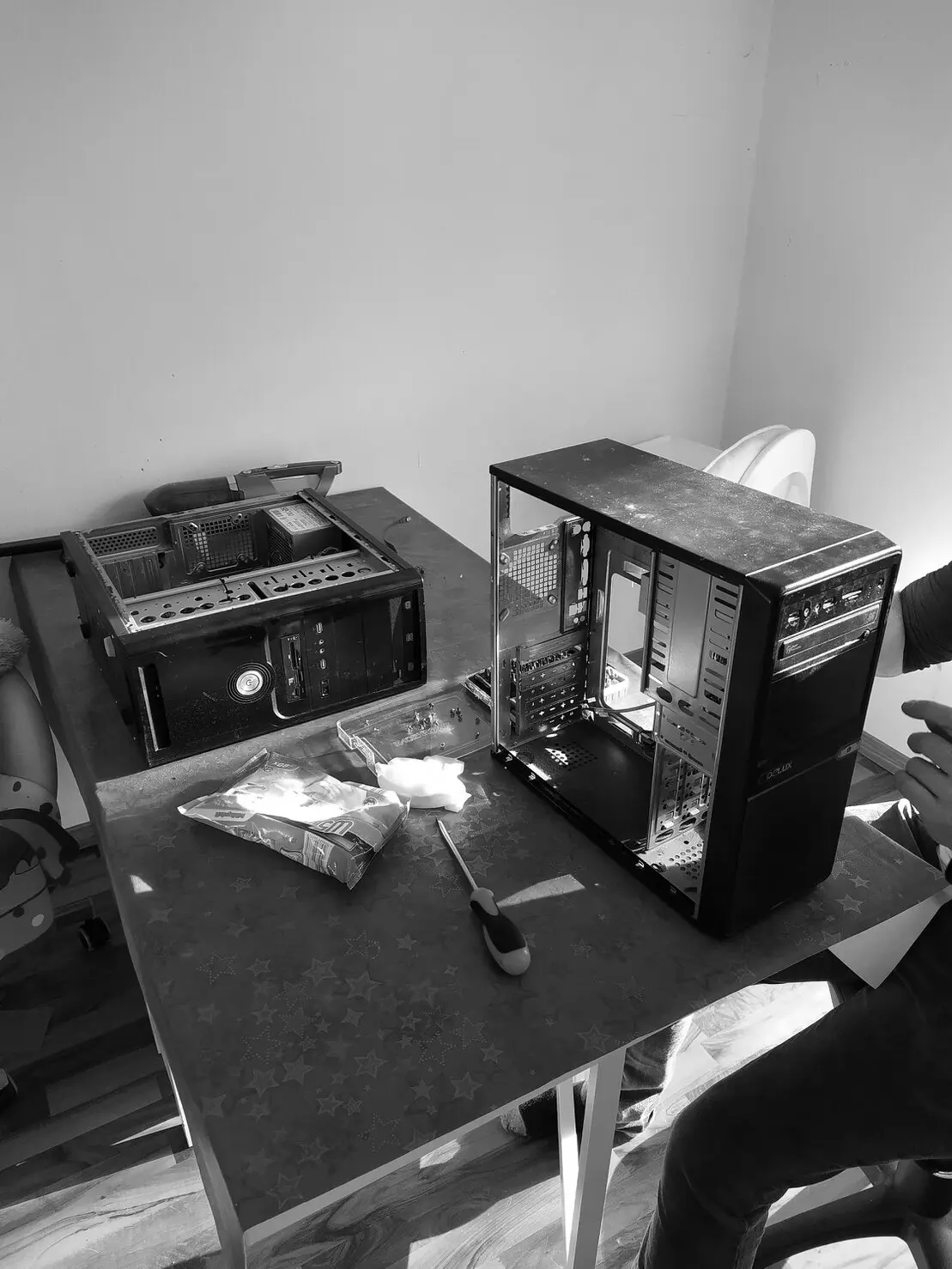 Techniker arbeitet am Heim-PC